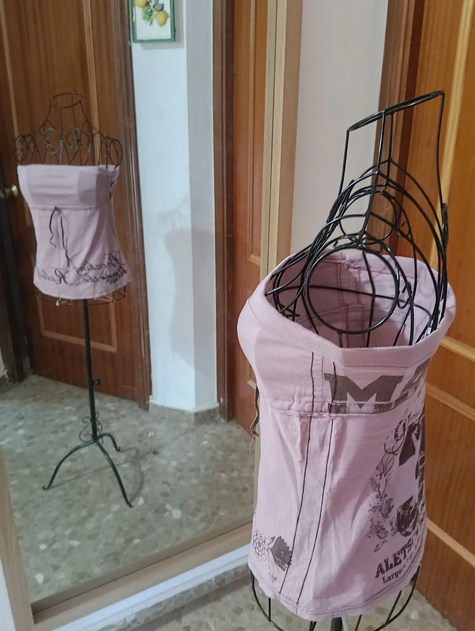 Top met halsband, roze met verstelbaar lint in het midden, bloemenprint en universiteitsstijl op de achterkant – photo 4